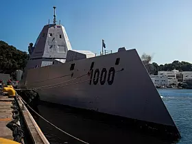 Platz 2: Die USS Zumwalt. Sie ist das Typschiff der Zumwalt-Klasse, einer neuen Generation von Zerstörern, die für die U.S. Navy entwickelt wurden. Die Zumwalt zeichnet sich durch ihre Stealth-Technologie. Das Schiff hat eine einzigartige, wellenförmige Rumpfform und eine Supstruktur, die darauf ausgelegt ist, die Radar-Signatur zu minimieren. Die USS Zumwalt verfügt über eine Vielzahl von Waffensystemen, einschließlich fortschrittlicher Geschütze, die präzise Angriffe auf Landziele ermöglichen, sowie Raketen zur Luftverteidigung und für Angriffe auf Seeziele. Ursprünglich war geplant, dass das Schiff mit einer Railgun ausgestattet wird. Diese Pläne wurden jedoch später geändert. Neben ihrer Bewaffnung verfügt die USS Zumwalt über fortschrittliche Antriebs- und Energieerzeugungssysteme. Dazu gehört ein integriertes elektrisches Antriebssystem, das für Effizienz und geringere Wartungsanforderungen sorgt.