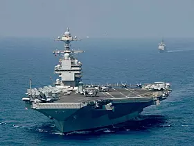 Platz 1: Die USS Gerald R. Ford. Dieser atomgetriebene Flugzeugträger ist das Typschiff der Gerald R. Ford-Klasse, die für die United States Navy gebaut wurden und die Nimitz-Träger ersetzen soll. Die USS Gerald R. Ford wurde 2017 in Dienst gestellt und soll die Nimitz-Klasse als nächste Generation von Flugzeugträgern ersetzen. Dieser Träger verfügt im Vergleich zu seinen Vorgängern über signifikante technologische Verbesserungen. Dazu zählen ein fortschrittliches Katapultsystem für Flugzeuge, ein verbessertes Landungssystem sowie eine modernisierte Antriebsanlage. Zusätzlich verfügt die USS Gerald R. Ford über ein verbessertes Radar- und Waffensystem sowie moderne Einrichtungen für die Besatzung.
