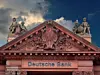 Ein Gebäude mit dem Schriftzug der Deutschen Bank