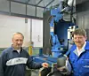 Richard Meissle (links) und Uwe Koy von Linde sind mit dem Schweißergebnis des Roboters unter