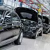 Mercedes-Produktion im Werk in Sindelfingen. Mehrere Autos stehen hintereinander