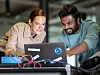 Bosch Mitarbeitende schauen auf einen Laptop