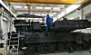 Bei aller Größe ist der Motor eines Leopard 2 schnell ausgebaut. Selbst wenn der Instandsetzer keinen Hallenkran wie hier in Munster, sondern 'nur' einen Bergepanzer im Feld zur Verfügung hat.