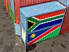 Zwei Frachtcontainer mit südafrikanischer und namibischer Nationalflagge.