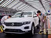 Zwei chinesische VW-Werker inspizieren einen T-Roc bei der Endkontrolle