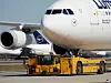 Flugzeug der Lufthansa, davor ein Transportfahrzeug.