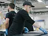 Tesla Mitarbeiter in der Gigafactory in den USA