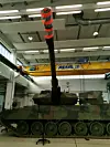 Bei Arbeiten an der Wanne oder dem Fahrwerk eines Leopard 2 wird die Kanone des Panzers abgedeckt.