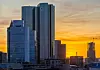 Malerischer Sonnenuntergang mit der Frankfurter Skyline und den Türmen der Deutschen-Bank-Gebäude 2019