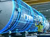Digital Twin in der Industrie: Digitaler Zwilling eines großen Maschinen-Bauteils, transparent über dem realen Bauteil