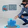Mann arbeitet mit VR-Brille an digitalem Elektromotor
