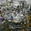 Der weltweit größte und leistungsstärkste Stellarator Wendelstein 7-X (W7-X), der vom Max-Planck-Institut für Plasmaphysik (IPP) in Greifswald betrieben wird.