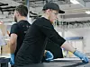 MItarbeiter einer Tesla GigaFactory in den USA
