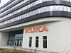 Die Kuka-Firmenzentrale, auf der in orange der Firmenname steht.