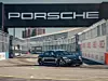Porsche testet den Taycan-Prototypen auf einer Rennstrecke.