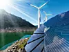 Ein Stausee in den Bergen sowie Photovoltaik- und Windkraftanlagen zur Erzeugung Erneuerbarer Energien