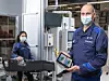 Mitarbeiter im Werk von BMW demonstrieren digitalen Zwilling in der Umsetzung