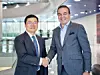 Xiaoshen Wang, Vice Chairman und Executive Vice President von Ganfeng Lithium Co. Ltd., und Ralf Hattler, bei BMW AG zuständig für Einkauf und Lieferantennetzwerk.