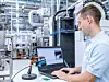 Techniker testet neuen Sensor mittels Laptop in einer Werkhalle
