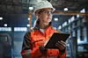 Instandhalterin mit Tablet in industrieller Umgebung