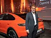 Porsche- Vertriebsvorstand Detlev von Platen vor dem neuen Cayenne Coupé.