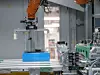 Roboter arbeitet an der Batteriezellenproduktion
