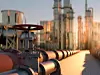 Gas-Pipeline im Vordergrund, im Hintergrund ein industrieller Komplex