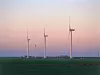 drei-windkraftanlagen-in-seitenansicht-vor-anbruch-der-dämmerung