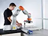 Kuka flexFELLOW Roboter und Mitarbeiter bei Montagearbeiten