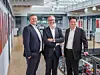 Wolfgang Grüb, bisheriger geschäftsführender Gesellschafter Lorch Schweißtechnik GmbH (Mitte) freut sich über seine Nachfolger Jens Gauder (links) und Norihito Takahashi (rechts).