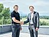 Guntram Meusburger, Geschäftsführender Gesellschafter der Meusburger Gruppe (l.) und Segoni-Geschäftsführer Roland Schmid freuen sich auf die erfolgreiche Zusammenarbeit.