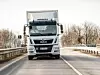 Ein Lkw von MAN fährt eine Straße entlang.