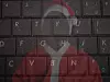 Hacker als Santa Claus verkleidet, dahinter eine Tastatur