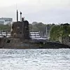 Die HMS Vanguard, ein Atom-U-Boot der Royal Navy, verlässt Marina-Basis in Devonport. Mit 150 Metern ist das Boot mit ballistischen Raketen fast so lang wie die St. Paul's Cathedral - und doch erfüllt es seine Aufgaben lautlos und unbemerkt, indem es die Weltmeere in Tiefen von über 250 Metern patrouilliert.