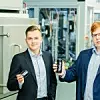 Vorstand Oliver Ahlberg und Mitbegründer und CEO Taavi Madiberk von Skeleton Technologies