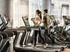 Zwei Sportler im Fitnessstudio