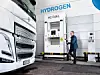Mann steht an einer Hydrogen-Tankstelle und möchte einen LKW tanken.
