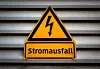 Gelbes Schild mit Blitz und dem Wort Stromausfall