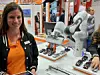 Lapp, ein Hersteller von Verbindungstechnik, bietet spezielle Kabel für Robotik-Anwendungen. Die sogenannte Ölflex Robotik F1 eignet sich auch für hochdynamische Biege- und Torsionsbewegungen. Im Bild ist das Ganze zusammen mit einem Roboter von Franka Emika zu sehen.