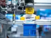 Bei Bosch Rexroth hat ein Roboter ein Lego-Männchen zusammengebaut.