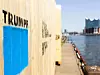 Kiste mit Trumpf-Logo auf einem Kai in Hamburg, im Hintergrund die Elbphilharmonie