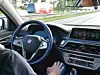 BMW Testfahrer in einem selbstfahrenden Auto, seine Hände sind nicht am Steuer