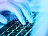 Eine Hand tippt auf einer Laptoptastatur, darüber ist ein Netz und Binärcode gelegt