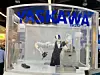 Dieser zweiarmige Roboter von Yaskawa arbeitet als Kellner und kann Drinks servieren.
