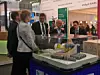 Nicht nur Bundeskanzler Olaf Scholz und Bundeswirtschaftsminister Robert Habeck haben die Messe besucht. Auch andere hochrangige Politikerinnen und Politiker waren vor Ort. Im Bild: Falko Mohrs (rechts), niedersächsischer Minister für Wissenschaft und Kultur am Niedersachsen-Stand.