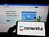 Contentful Logo auf einem Handy, dahinter die Contentful-Website auf einem Bildschirm