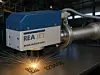 REA zeigt unter anderem die REA LASER FL Faserlaser, die Markierungen in härtere Metalle oder auch Kunststoffe einbringen. Selbst auf öligen, korrodierten oder mehr als 1.000 Grad Celsius heißen Oberflächen arbeiten sie laut Hersteller zuverlässig