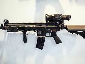 Ein HK416 bzw. G95 in der kurzen Version für spezielle Einsatzzwecke oder auch den Grabenkampf.