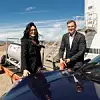 Barbara Frenkel, Porsche-Vorständin für Beschaffung, und Michal Steiner, Porsche-Vorstand für Entwicklung, betanken einen Porsche mit E-Fuel an der Pilot-Anlage Haru Oni im Süden von Chile.