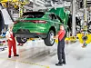 Rädermontage an einem Macan im Porsche-Werk Leipzig.